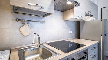 Refrigerador, horno, parrilla de estufa y cafetera y tetera