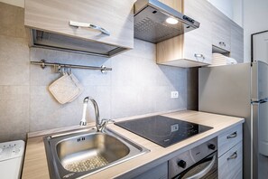 Réfrigérateur, un four, surface de cuisson, cafetière-théière