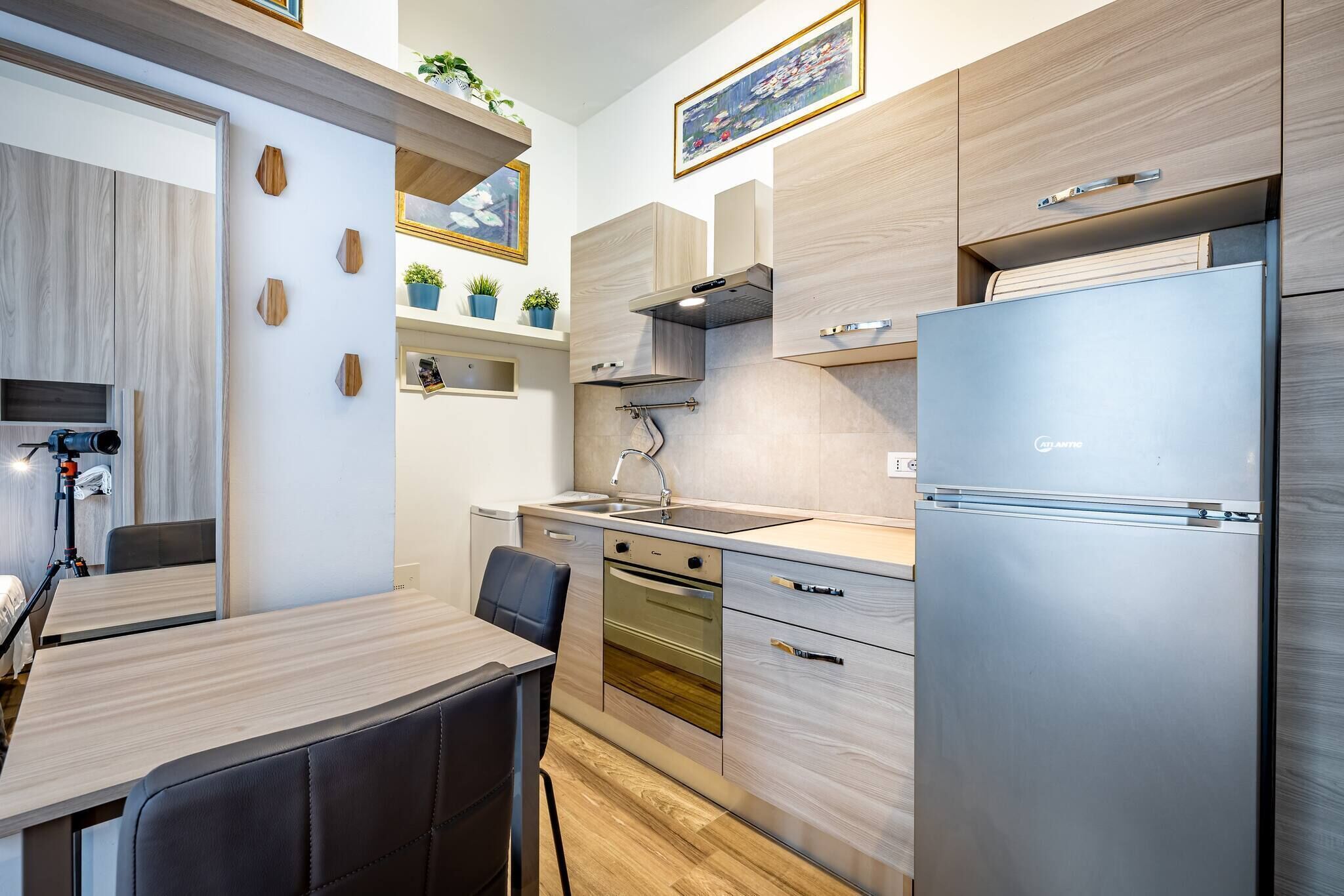 Refrigerador, horno, parrilla de estufa y cafetera y tetera 