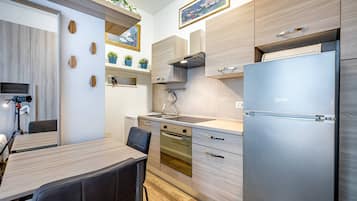 Refrigerador, horno, parrilla de estufa y cafetera y tetera