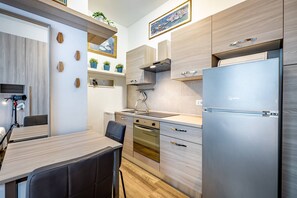 Réfrigérateur, un four, surface de cuisson, cafetière-théière