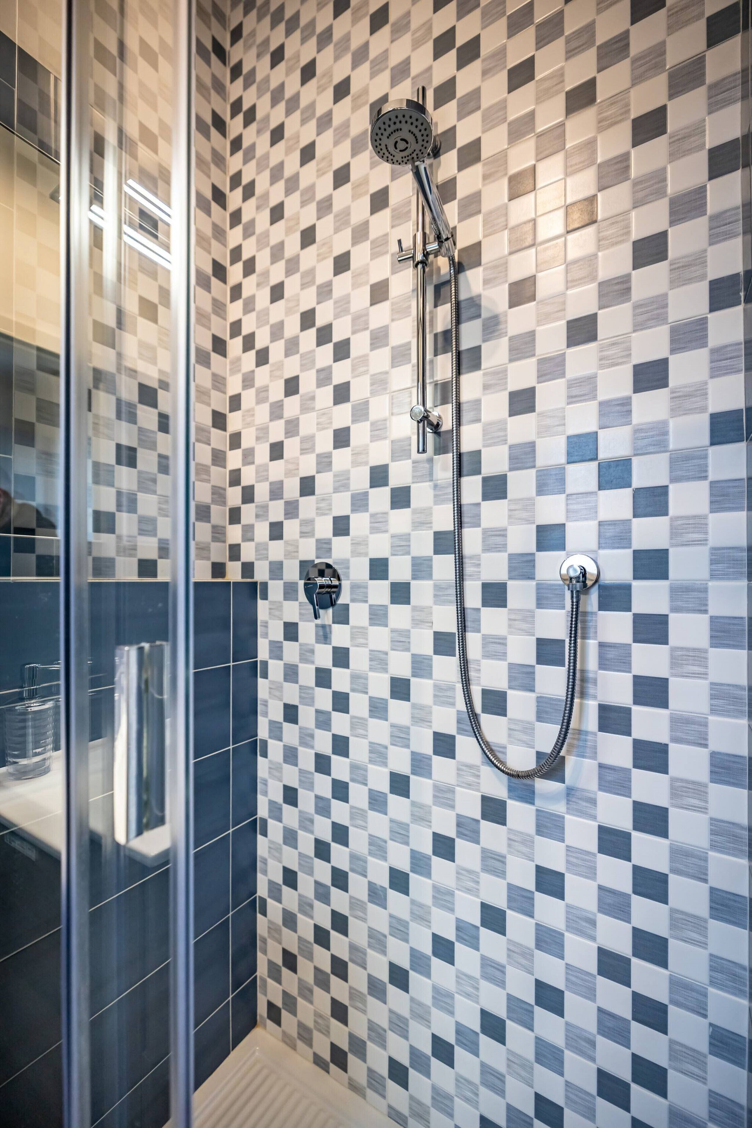 Douche, sèche-cheveux, bidet, serviettes fournies