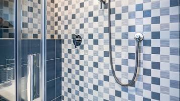 Douche, sĂšche-cheveux, bidet, serviettes fournies