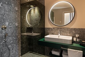 Douche, sèche-cheveux, serviettes fournies