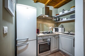 Frigorifero, microonde, forno, piano cottura