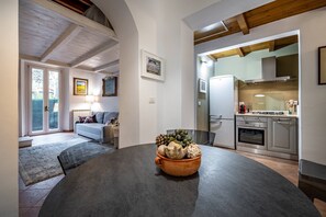 Unclassified image, 4 of 25, button