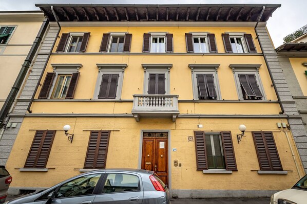 Unclassified image, 1 of 25, button