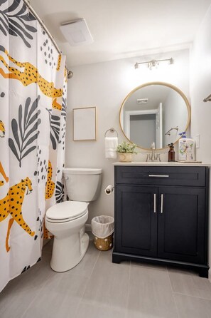 吹风机、毛巾、肥皂、洗发水