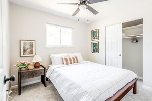 3 bedrooms, iron/ironing board, travel cot, free WiFi - Spacious 3B Ranch by Mercy Anderson, 15 min to DT (Cincinnati)