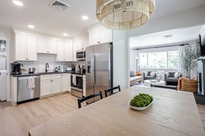 冷蔵庫、電子レンジ、オーブン、コンロ