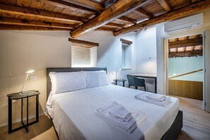 1 habitación, tabla de planchar con plancha y cuna de viaje