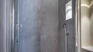 Dusche, Haartrockner, Seife, Shampoo