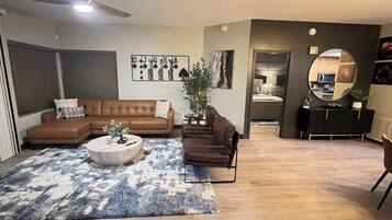 Een smart-tv en een open haard