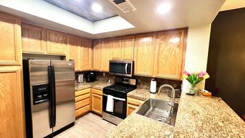 Een koelkast, een magnetron, een oven, een kookplaat