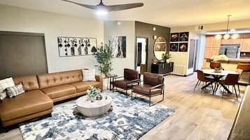 Een smart-tv en een open haard