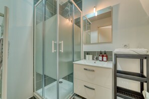 Dusche, Haartrockner, Handtücher