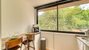 A compact kitchen with a wooden countertop, a microwave, and a sink. - Le Petit Gerland - Agréable à 1 minute du métro B (Lyon)