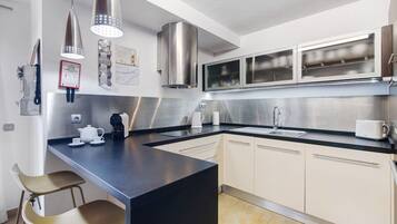 Frigorifero, microonde, forno, piano cottura