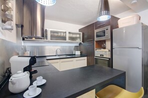 Geladeira, micro-ondas, fogão, cooktop
