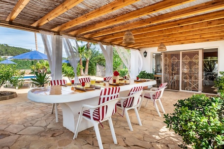 Outdoor dining. Country House 'Villa Can Andreuet De Baix' with Mountain View, Wi-Fi and Air Conditioning