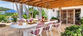 Country House 'Villa Can Andreuet De Baix' with Mountain View, Wi-Fi and Air Conditioning