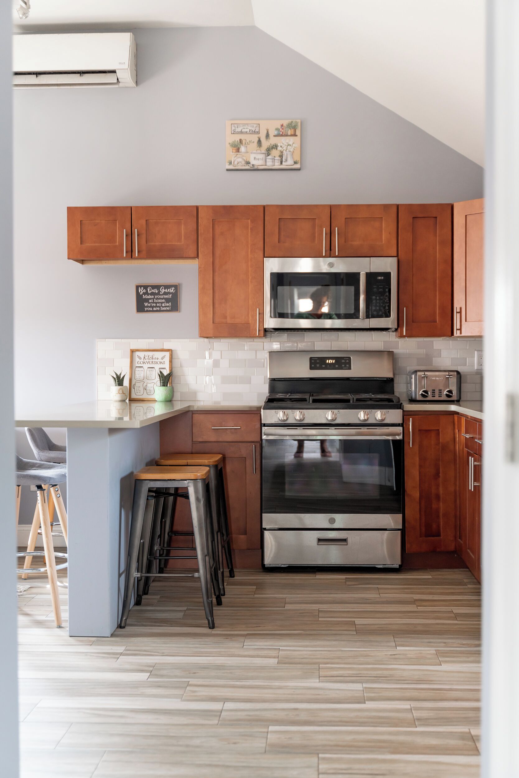 Kjøleskap, mikrobølgeovn, ovn og kokeplater