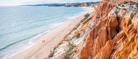 Una spiaggia nelle vicinanze