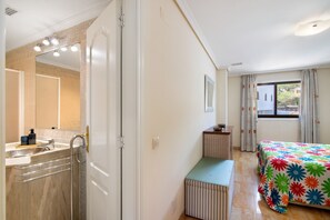 1 soverom, strykejern/-brett, wi-fi (inkludert) og sengetøy