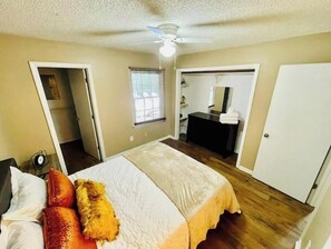 2 bedrooms, WiFi, bed sheets - Comfy 2Bed 2Bath, Townhouse, Near Hospitals/D-Town

 (Winston-Salem)