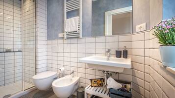 Doccia, asciugacapelli, bidet, asciugamani