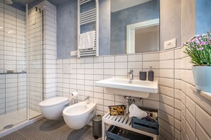 Douche, sèche-cheveux, bidet, serviettes fournies