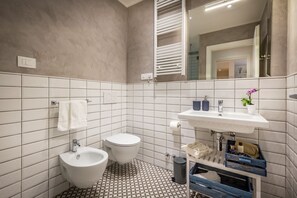 Douche, sèche-cheveux, bidet, serviettes fournies
