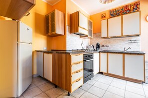 Frigorifero, microonde, forno, piano cottura