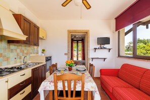 Fridge, oven, stovetop, coffee/tea maker - Apartment 'Villa Giaquinto 497' with Sea View, Shared Pool and Air Conditioning (Torre Pali)