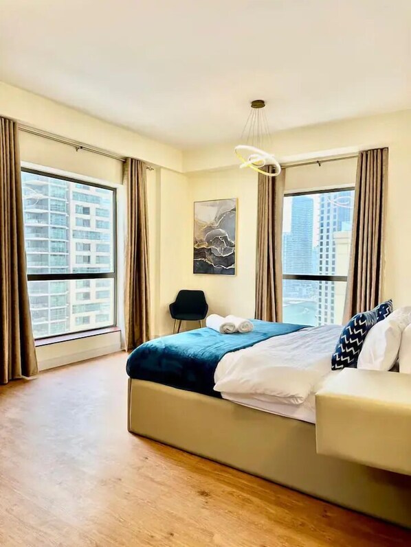 Appartement luxueux, 2 chambres, vue sur la marina | 2 chambres, système d’insonorisation, fer et planche à repasser