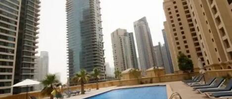 Una piscina al aire libre