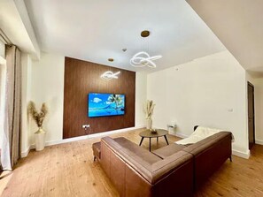 Apartamento de lujo, 2 habitaciones, vistas al puerto deportivo | Zona de estar | Una televisión de pantalla plana
