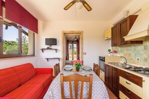 ثلاجة، فرن، موقد طهي مسطح، ماكينة لصنع القهوة/الشاي