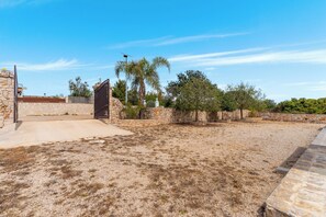 المنطقة المحيطة بالمنشأة