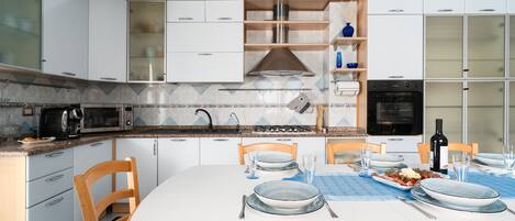 Frigorifero, microonde, forno, piano cottura