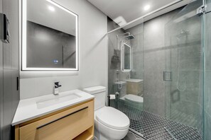 Shower, rainfall showerhead, hair dryer, towels - Lift Hotel (Montreal)