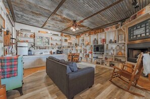 Living area - 5 cabins+2400 Sq ft Dance Hall! (Fredericksburg)