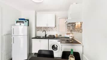 KylskÄp, mikrovÄgsugn, spishÀll och kaffe- och tebryggare