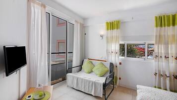 Tabla de planchar con plancha, wifi gratis y ropa de cama