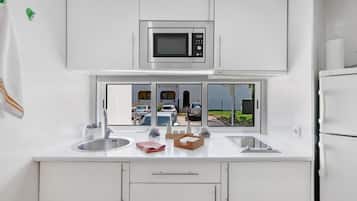 Fridge, stovetop, coffee/tea maker, toaster