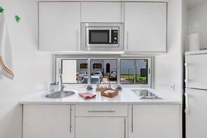 Fridge, stovetop, coffee/tea maker, toaster