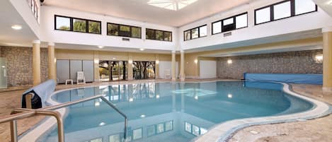 Una piscina techada, una piscina climatizada