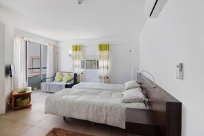 Iron/ironing board, free WiFi, bed sheets