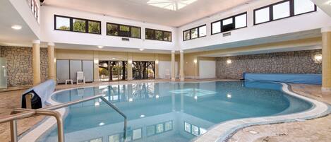 Una piscina cubierta, una piscina climatizada