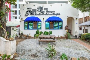 A building with a sign that reads 'I Star Hotel Washington The Star and Dragon Hotel'. - Xinhaiminsu (Hualien)